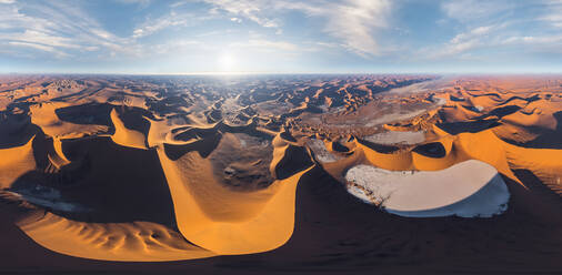 Luftaufnahme der Namib-Wüste bei Sonnenuntergang, Sossusvlei, Namibia - AAEF05139