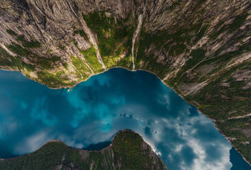 Luftaufnahme der norwegischen Fjorde von oben. - AAEF05146