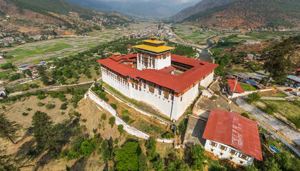 Luftaufnahme eines Klosters in Paro, Bhutan. - AAEF05167