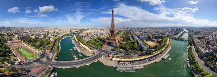 Panoramaluftaufnahme des Eiffelturms, Paris, Frankreich - AAEF05197