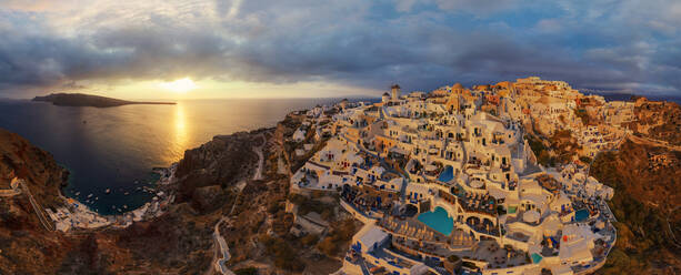 Luftaufnahme der Stadt Thira während des Sonnenuntergangs, Santorin, Griechenland. - AAEF05199