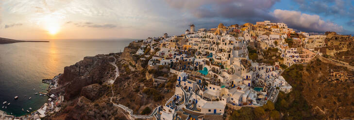 Luftaufnahme der Stadt Thira während des Sonnenuntergangs, Santorin, Griechenland. - AAEF05201