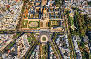 Luftaufnahme des Komplexes Les Invalides mit einer goldenen Kuppel, Paris, Frankreich. - AAEF05209