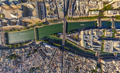 Luftaufnahme von oben auf die Île de la Cité, Paris, Frankreich. - AAEF05211