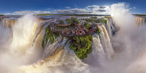 Luftaufnahme von Touristen, die die Iguazu-Fälle bewundern, Argentinien, Brasilien - AAEF05221