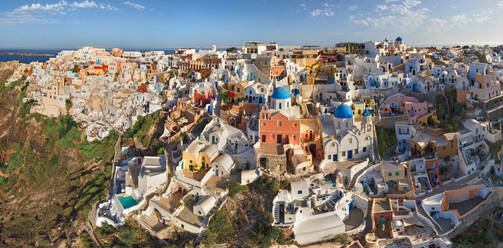 Luftaufnahme der Stadt Thira, Santorin, Griechenland. - AAEF05238