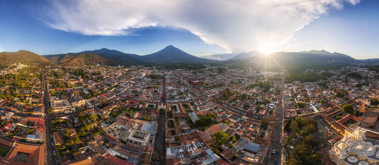 Luftaufnahme eines Viertels in Antigua, Guatemala, von oben. - AAEF05241