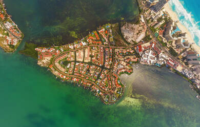 Luftaufnahme des Gebiets La Isla, Cancun, Mexiko - AAEF05258