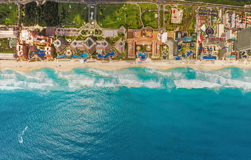 Luftaufnahme der Küstenlinie mit Resorts, Cancun, Mexiko - AAEF05259