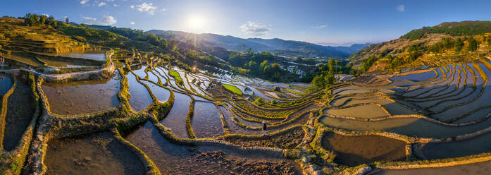 Panoramablick aus der Vogelperspektive auf die Yuanyang Hani Reisterrassen, China - AAEF05301