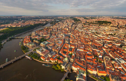 Panoramaluftbild von Prag und der Moldau, Tschechische Republik - AAEF05315