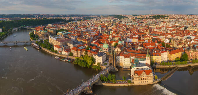 Panoramaluftbild von Prag und der Moldau, Tschechische Republik - AAEF05316