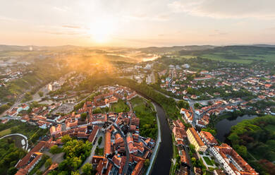 Luftaufnahme von Český Krumlov bei Sonnenuntergang, Tschechische Republik - AAEF05319