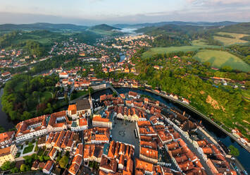 Luftaufnahme von Český Krumlov bei Sonnenuntergang, Tschechische Republik - AAEF05320