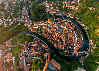 Luftaufnahme von Český Krumlov bei Sonnenuntergang, Tschechische Republik - AAEF05321