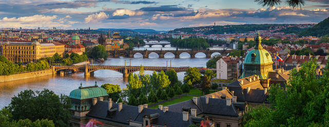 Luftaufnahme von Prag während eines malerischen Sonnenuntergangs, Tschechische Republik - AAEF05327