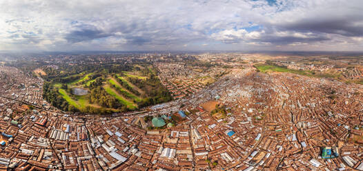 Luftaufnahme eines Armenviertels in Nairobi, Kenia - AAEF05352