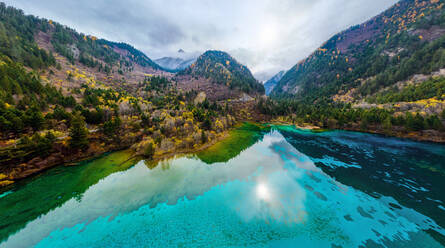 Luftaufnahme des blauen Wassers im Nationalpark Jiuzhaigou, China - AAEF05408