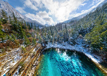 Luftaufnahme des mit Schnee bedeckten Nationalparks Jiuzhaigou, China - AAEF05413