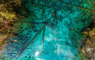 Luftaufnahme des blauen Wassers im Nationalpark Jiuzhaigou, China - AAEF05416