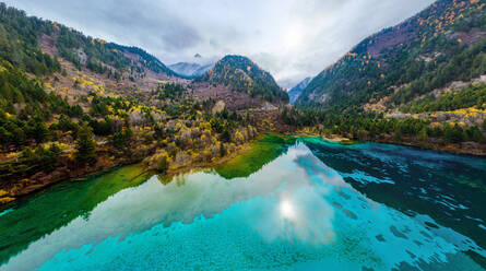 Luftaufnahme des Nationalparks Jiuzhaigou, China - AAEF05422