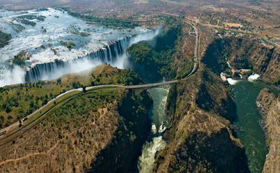 Luftaufnahme der Brücke über die Victoriafälle, Sambia und Simbabwe - AAEF05434