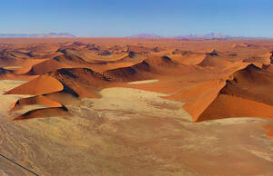 Luftaufnahme der endlosen Wüste Namibias bei Tageslicht. - AAEF05438