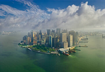 Luftaufnahme des Hudson River in Manhattan an einem bewölkten Tag, New York, USA - AAEF05445