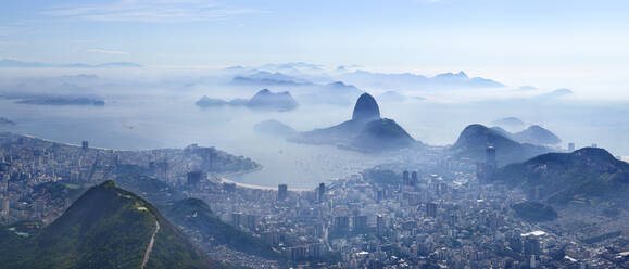 Luftaufnahme von Rio de Janeiro an einem nebligen Tag, Brasilien. - AAEF05449