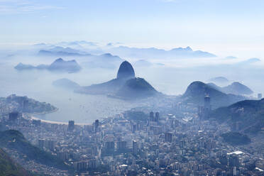 Luftaufnahme von Rio de Janeiro an einem nebligen Tag, Brasilien. - AAEF05450
