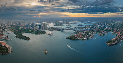 Luftaufnahme von Sydney bei bewölktem Sonnenuntergang, Australien - AAEF05454