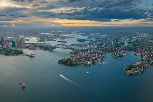 Luftaufnahme von Sydney bei bewölktem Sonnenuntergang, Australien - AAEF05455