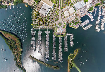 Luftaufnahme über dem Yachthafen von Miami, Florida, USA - AAEF05476