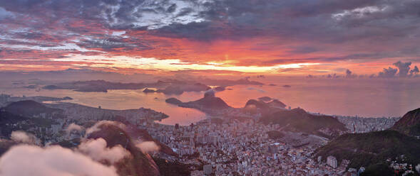 Luftaufnahme von Rio de Janeiro bei malerischem Sonnenuntergang, Brasilien - AAEF05479