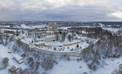 Luftaufnahme des mit Schnee bedeckten Klosters Neu-Jerusalem, Russland. - AAEF05480