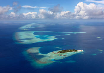 Luftaufnahme einer abgelegenen Ferieninsel auf den Malediven. - AAEF05504