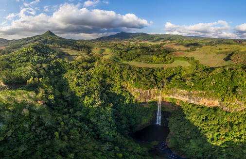 Luftaufnahme eines Wasserfalls im Black River Gorges National Park, Mauritius. - AAEF05505