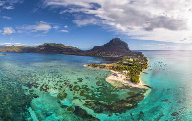 Luftbild eines transparenten Küstengewässers auf der Insel Mauritius. - AAEF05506