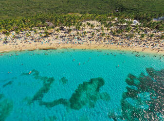 Luftaufnahme eines überfüllten Strandes in der Dominikanischen Republik - AAEF05510