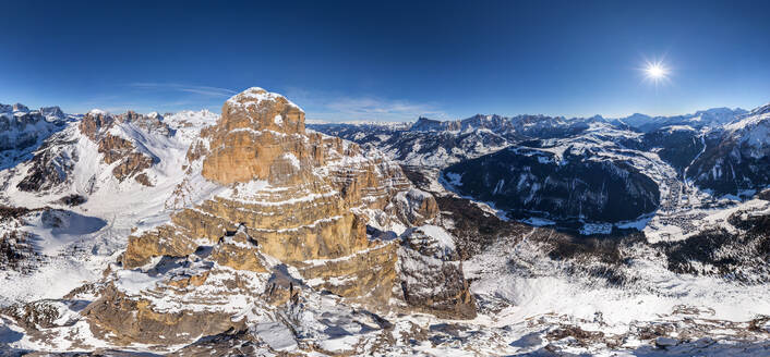 Luftaufnahme des Dolomitengebirges im Nordosten Italiens. - AAEF05519