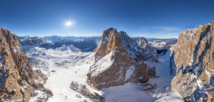 Luftaufnahme des Dolomitengebirges im Nordosten Italiens. - AAEF05520