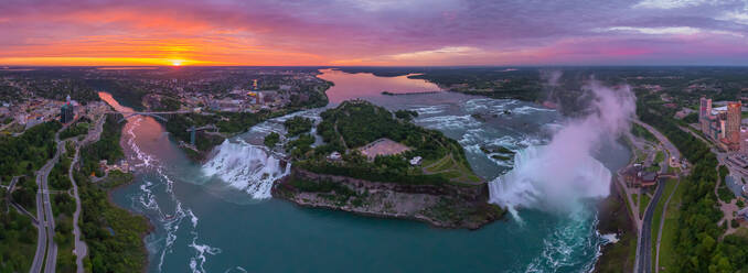 Luftaufnahme der Niagarafälle, Kanada-USA, während eines malerischen Sonnenuntergangs. - AAEF05531