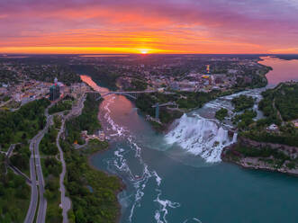 Luftaufnahme der Niagarafälle, Kanada-USA, während eines malerischen Sonnenuntergangs. - AAEF05532