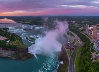 Luftaufnahme der Niagarafälle, Kanada-USA, während eines malerischen Sonnenuntergangs. - AAEF05533