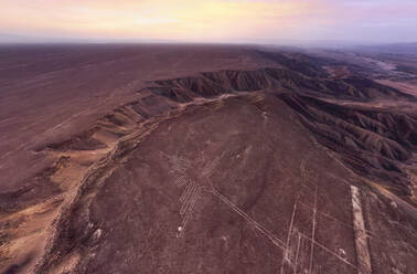 Luftaufnahme der Nazca-Linien bei Sonnenuntergang, Peru. - AAEF05551