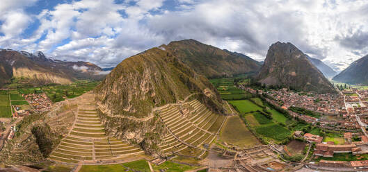 Luftaufnahme von Ollantaytambo, Peru - AAEF05557
