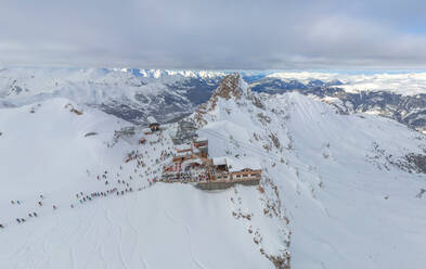 Luftaufnahme der Station des Skigebiets Courchevel, Frankreich. - AAEF05567