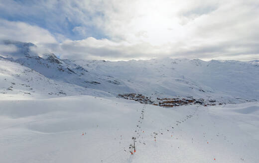 Luftaufnahme der Station des Skigebiets Courchevel, Frankreich. - AAEF05569