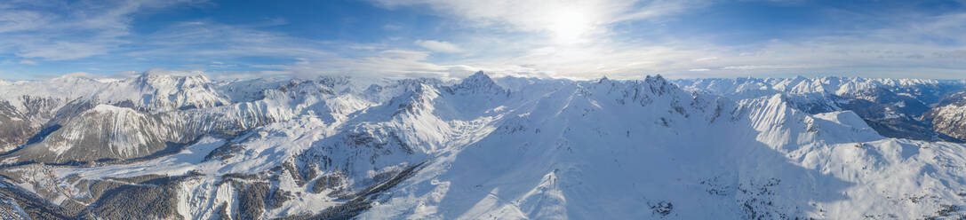 Panoramablick auf das Skigebiet Courchevel, Frankreich - AAEF05575