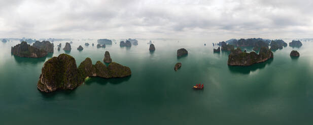 Luftaufnahme eines einzelnen Bootes in der Halong-Bucht an einem nebligen Tag, Vietnam - AAEF05596